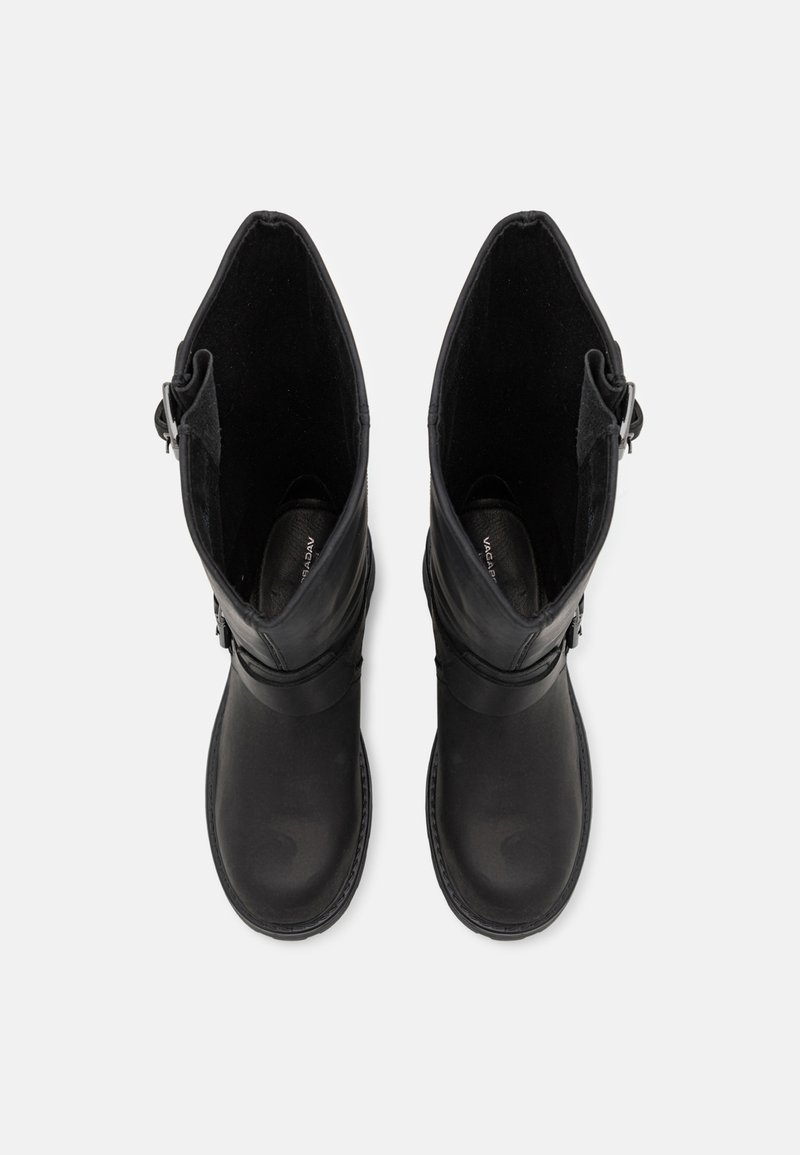 Schwarze knielange Stiefel aus glattem Leder, mit einer Schnallenakzent und weichem, strukturiertem Innenfutter, runder Zehenform und robuster Sohle.