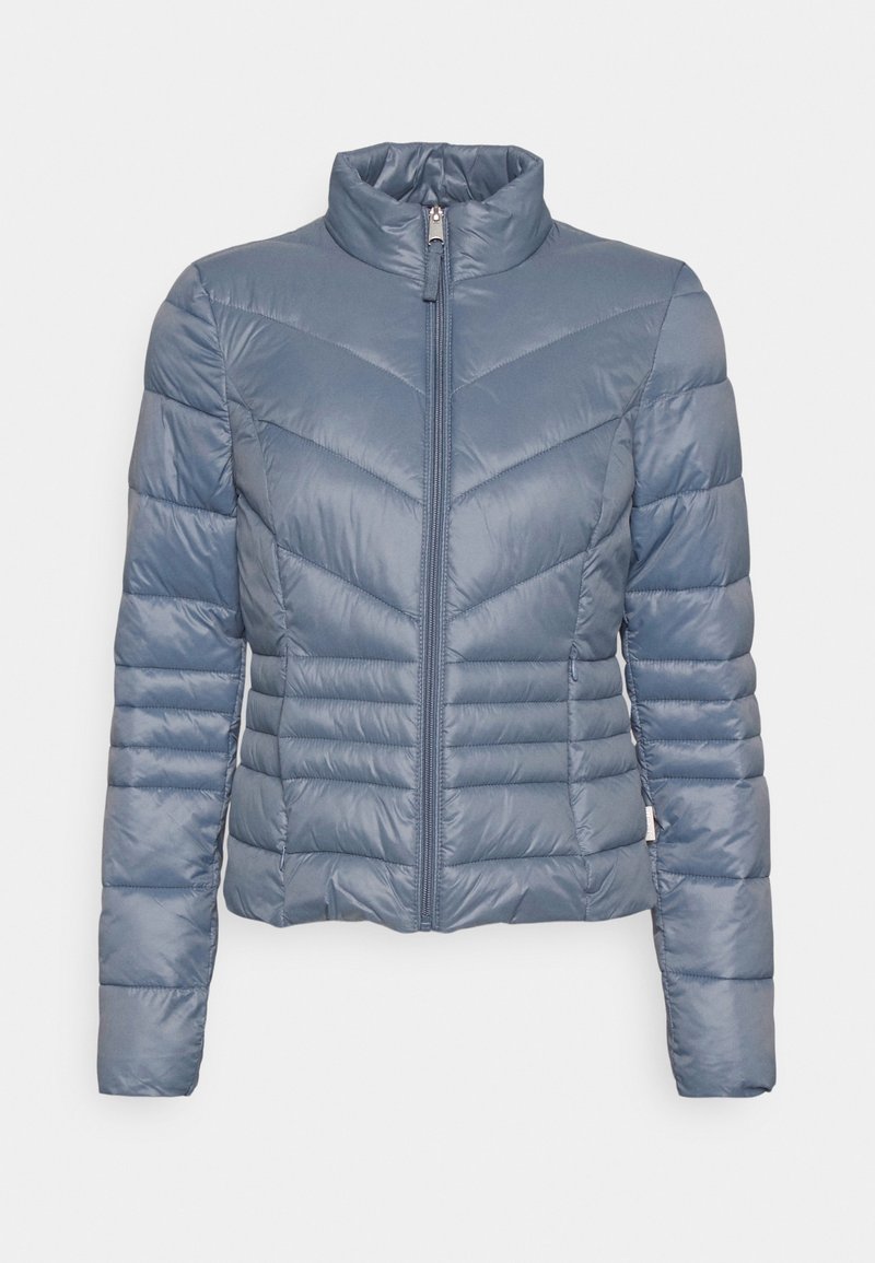 Veste matelassée légère bleue ciel avec col montant et fermeture éclair frontale, présentant des motifs de couture horizontaux et en chevrons.