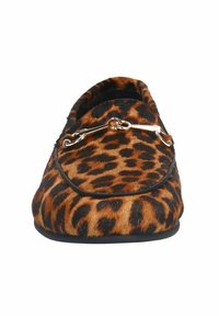 Slipper met luipaardprint, gemaakt van zachte fauxbont, met zwarte accenten en een decoratieve ketting in goudkleur over het midden. Platte zool.