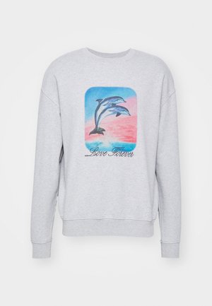 Sudadera gris con un gráfico colorido de delfines sobre un fondo rosa y azul, y el texto "Amor Eterno" en una fuente cursiva.