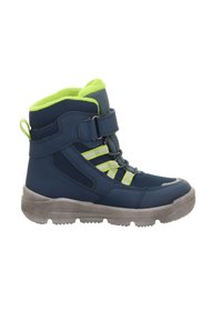 Navyblaue High-Top-Stiefel mit neongrünen Akzenten, strukturiertem Material, verstellbarem Riemen und Gummisohle, die für Langlebigkeit und Komfort ausgelegt ist.