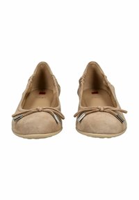 Ballerines en suede beige avec détail en nœud, accents argentés, bout rond et doublure intérieure douce. Conçues pour le confort avec des semelles flexibles.