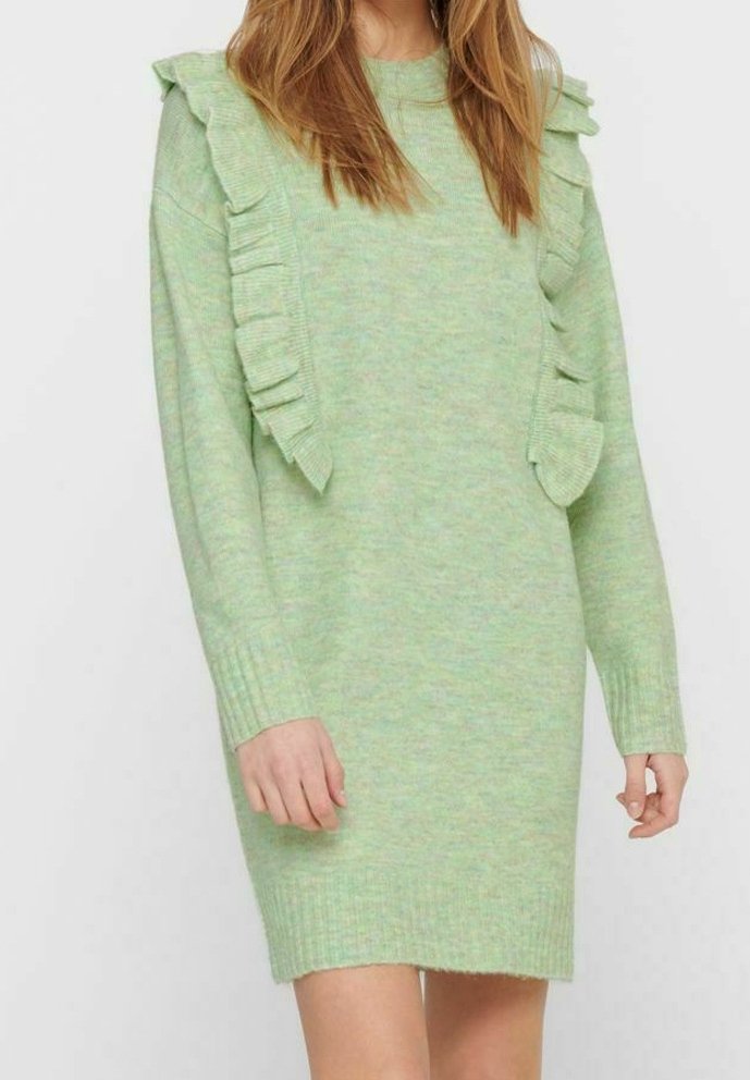 Jasnozielona sukienka swetrowa wykonana z miękkiej, teksturowanej tkaniny. Posiada falbany na ramionach oraz żeberkowane mankiety, co nadaje przytulny wygląd.