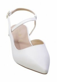 Scarpa slingback bianca con punta affusolata, realizzata in pelle liscia, con sottile cinturino alla caviglia e discreta marca interna. Suola piatta.