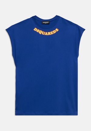 Blå ærmeløs T-shirt med orange og gul "DSQUARED2"-tekst buet under halsudskæringen på forsiden.