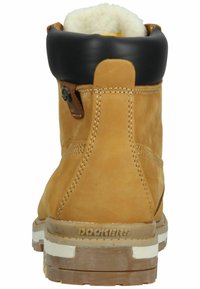 Braunes Leder-Ankle-Boot mit schwarzem gepolstertem Kragen, weißer und brauner Gummisohle, seitlicher Naht und einem Logo an der Ferse. Sichtbares Kunstfell-Futter.