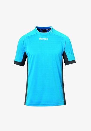 Blauses Sportshirt mit kurzen Ärmeln, ausgestattet mit schwarzen Seitenelementen und einem Rundhalsausschnitt. Hergestellt aus feuchtigkeitsableitendem Material. Logo auf der Vorderseite angebracht.