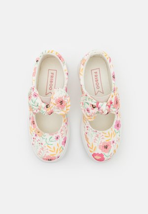 Paire de chaussures pour enfants à imprimé floral avec nœuds en tissu sur le dessus et semelle blanche, marque Friboo à l’intérieur.