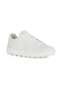 Sneaker in pelle bianca con punta arrotondata, suola piatta e design con lacci. Presenta un marchio in rilievo sul lato e una texture liscia.