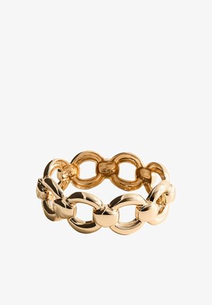 Goldfarbener Kettenglied-Ring mit abgerundeten, polierten Gliedern, die einen durchgehenden Ring bilden, auf weißem Hintergrund dargestellt.