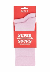 Helle rosa nachhaltige Socken aus Fairtrade-Baumwolle, GOTS-zertifiziert, verpackt mit einem roten Etikett, auf dem "SUPER nachhaltige SOCKEN" steht.