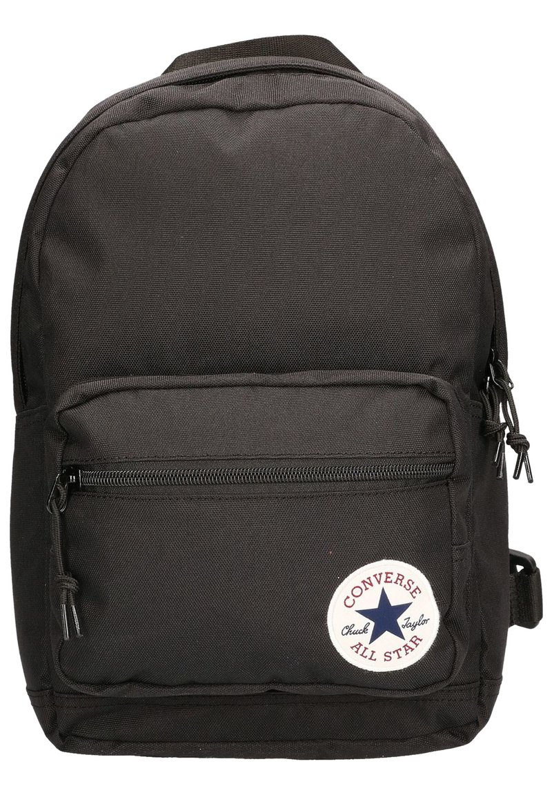 Czarny plecak wykonany z trwałego materiału o zaokrąglonym kształcie, z przednią kieszenią na zamek błyskawiczny oraz okrągłym logo "Converse All Star".