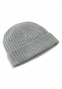 Gorro de punto acanalado gris con un borde doblado. Hecho de material suave, presenta un patrón texturizado en toda su superficie.