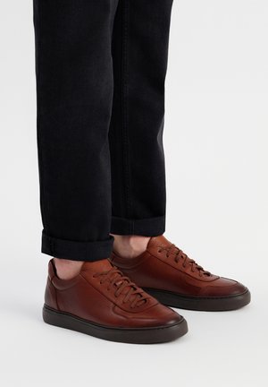 Trainers - brown