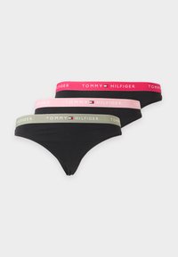 Trois sous-vêtements féminins noirs avec des ceintures élastiques rouges, roses et vertes, chacun estampillé avec la marque "Tommy Hilfiger" et le logo.