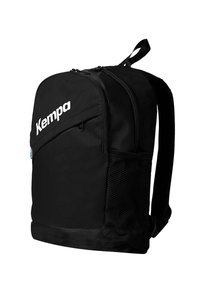 Mochila negra hecha de material duradero con un diseño elegante, forma curva, bolsillo frontal con cremallera, bolsillo lateral de malla y logotipo bordado.