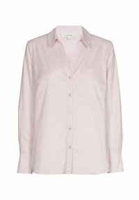 Lichtroze lange mouw blouse met knopen, kraag en borstzak, weergegeven tegen een witte achtergrond.