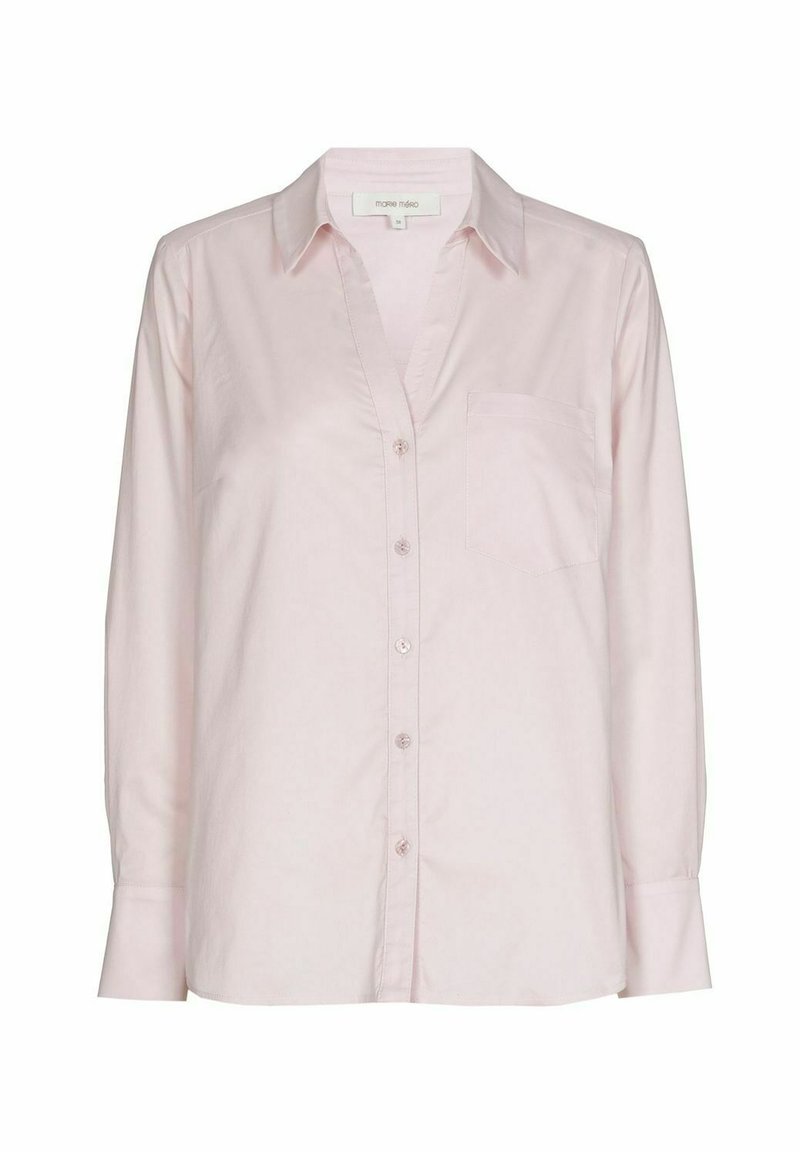 Lichtroze lange mouw blouse met knopen, kraag en borstzak, weergegeven tegen een witte achtergrond.