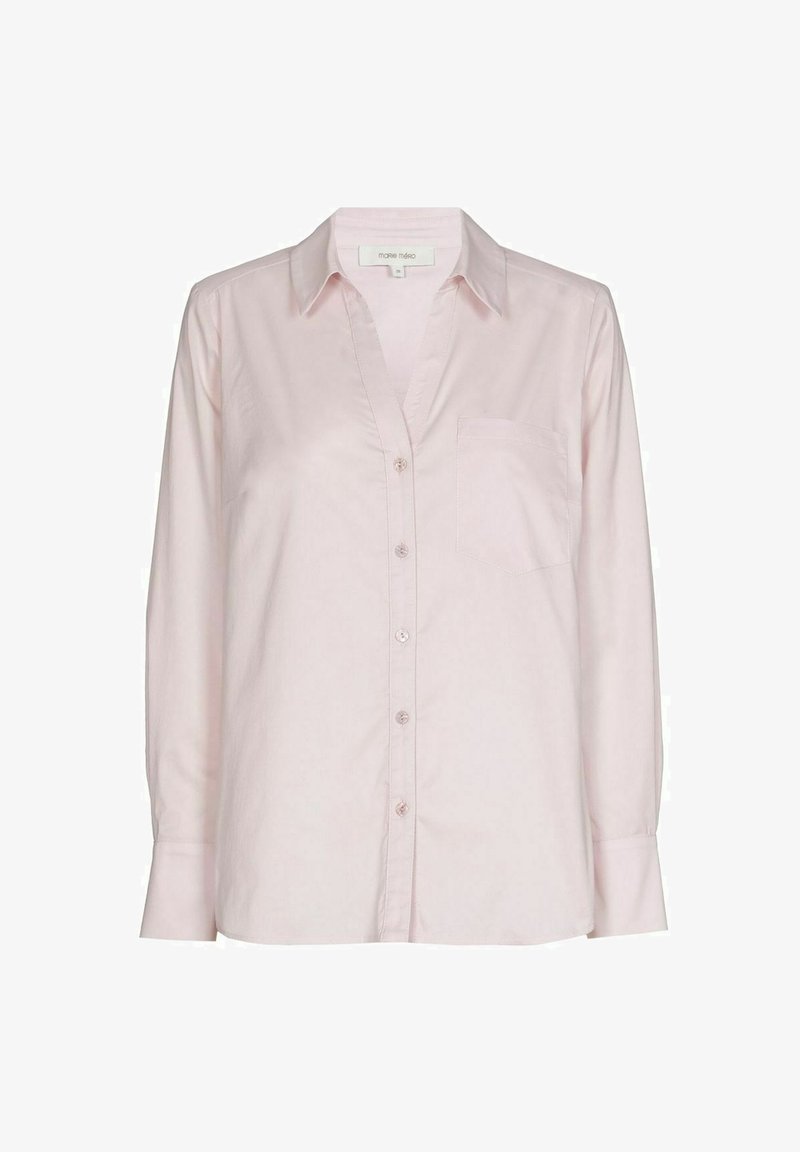 Lichtroze lange mouw blouse met knopen, kraag en borstzak, weergegeven tegen een witte achtergrond.