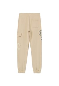 Beige cargobroek met elastische tailleband en boorden. Voorzien van zijzakken, een achterzak en bedrukte cijfers in zwart en lichtgrijze accenten.