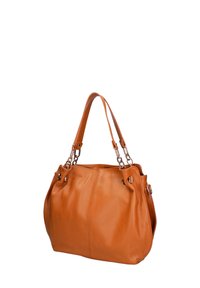 Handtas van lichtbruin leer met een zachte textuur, afgeronde vorm, dubbele kettinghandvatten en geplooide details aan de zijkanten. Voorzien van hardware in zilverkleur.