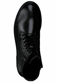 Stivale alla caviglia in pelle nera con lacci e zip laterale, caratterizzato da una texture morbida e un design con punta arrotondata.