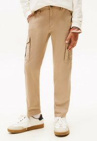 Beige cargobroek van lichtgewicht stof, met twee zijzakken, een rechte pasvorm en contrasterende stiksels bij de naden.