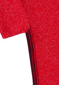 Tissu tricot rouge avec une manche partiellement visible et un détail de poignet ou d'ourlet élastique rayé rouge foncé et noir.