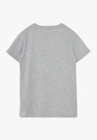 Pelēka īsroku T-krekls no mīksta kokvilnas ar apaļu kakla izgriezumu un smalku nedaudz raibu tekstūru. Vienkāršs dizains bez papildu rakstiem.
