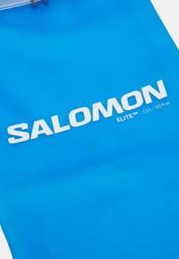 Salomon Elite hidratációs hátizsák élénk kék színben, fehér márkázással, tartós anyagból készült, sima tapintású és minimalista dizájnnal.