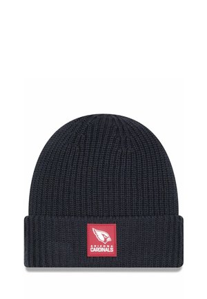 Berretto a maglia di colore blu scuro con texture a coste e orlo ripiegato. Presenta una toppa rossa con "ARIZONA CARDINALS" e il logo di un cardinale.