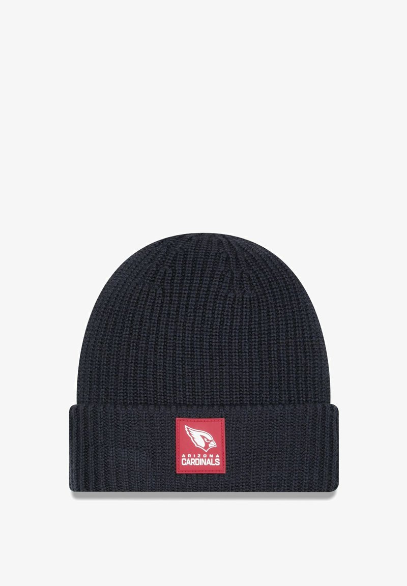 Bonnet tricoté en marine foncé avec une texture côtelée et un revers replié. Présente une étiquette rouge avec "ARIZONA CARDINALS" et un logo cardinal.