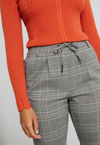 ONLY Petite Tygbyxor - grey