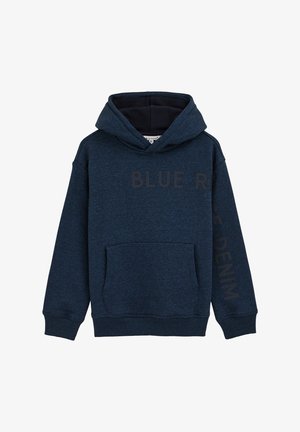 Tumesinine kapuutsiga sviiter, millel on ees tasku ja rindkeres ning vasakul varrukal osaliselt nähtaval tekst "BLUE RIDGE DENIM".