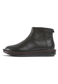Sort læder ankelstøvle med rund tå, flad sål med tynd rød stripe og træksnor bagpå, vist i sideprofil på hvid baggrund.