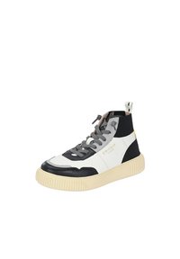 Sneaker alte con una combinazione di colori bianco, grigio e nero. Realizzate in pelle e gomma, presentano suole spesse e accenti a contrasto.