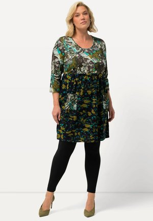 Robe imprimée avec un décolleté rond, des manches trois-quarts et une taille froncée. Présente un mélange de motifs verts, bleus et noirs.