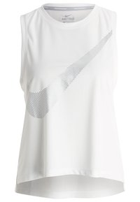 Camiseta sin mangas blanca para correr de Nike Dri-FIT con gran logo de swoosh plateado a rayas en la parte frontal.