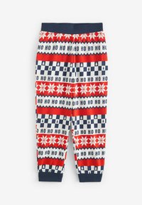 Rödvita mönstrade pyjamasbyxor med "HO"-text, snöflingor, träd och rutigt mönster; marinblå mudd och midjeband.