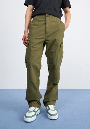 Pantaloni cargo de culoare verde măslin, confecționați dintr-un material durabil, având multiple buzunare, un design cu picior drept și o etichetă tonală.