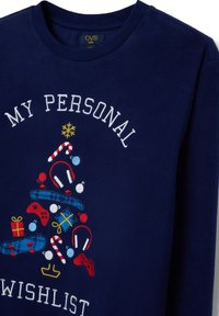 Marineblaues Kinder-Fleece-Sweatshirt mit dem Text "Meine persönliche Wunschliste" und einem Weihnachtsbaum, der aus Gaming-Controllern, Kopfhörern, Zuckerstangen und Geschenken besteht.