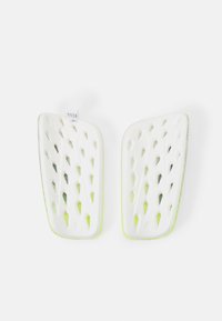 Beschermende padding in het wit met ventilatiegaten, groene accenten en een gladde textuur; contourede vorm voor comfort en bedekking.