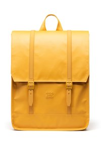 Sac à dos jaune avec une finition brillante, doté de deux bretelles réglables, d'une poignée supérieure et d'un rabat avant avec des boucles. Marquage visible en bas.