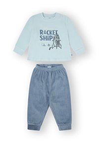 Top de manga larga azul claro con gráfico de cohete, combinado con pantalones de pana azul suave con cintura elástica.