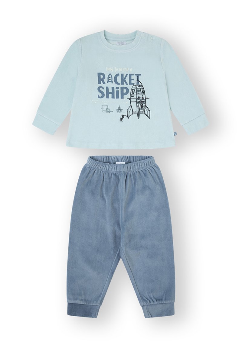 Top de manga larga azul claro con gráfico de cohete, combinado con pantalones de pana azul suave con cintura elástica.