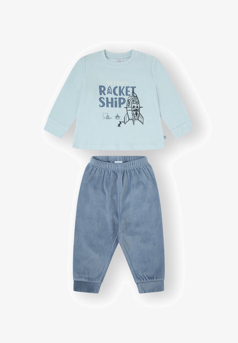 Top de manga larga azul claro con gráfico de cohete, combinado con pantalones de pana azul suave con cintura elástica.