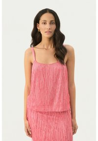 Pink sequinned tanktop med justerbare spaghetti-stropper, der har et vertikalt stribemønster og en løs pasform. En enkel halsudskæring fuldender designet.