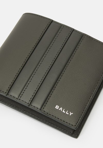 Zwarte leren portemonnee met een gestructureerd oppervlak, drie kaartsleuven en de merknaam "BALLY" in zilveren letters rechts onderaan.