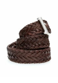 Cintura in pelle marrone intrecciata con fibbia in metallo argentato. Presenta un design testurizzato e intrecciato. Arrotolata, mostra flessibilità e forma.