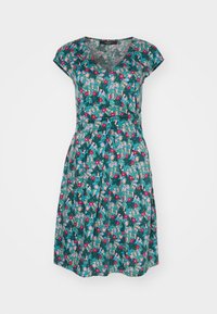 Sukienka w kwiaty z dekoltem w serek, krótkimi rękawkami typu cap i dopasowaną talią. Niebiesko-zielony materiał z różowymi i czerwonymi kwiatowymi wzorami. Skręcana faktura.